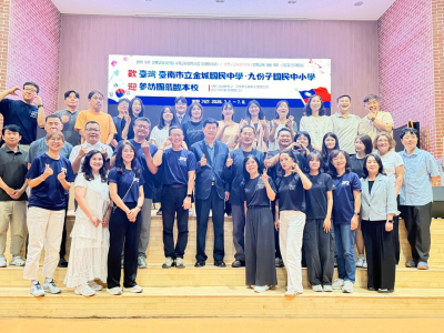 台南市金城國中、九份子國中小與韓國介軍中學歡慶締結姊妹校十週年，三校師長齊聚介軍中學活動中心合影留念，共同見證十年教育交流成果。（九份子國中小提供）(中華新聞雲/張翔報導) 台南市推動國際教育成果持續展現，金城國中與九份子國中小攜手韓國介軍中學締結姊妹校滿 ...(略)