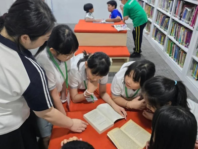 臺北市萬興國小前往馬來西亞吉隆坡參訪珍珠國際學校，兩校學子一起踢足球(萬興國小提供)萬興學子在圖書館閱讀外文書籍(萬興國小提供)(國立教育廣播電台) 臺北市萬興國小前往馬來西亞吉隆坡展開國際交流旅行，參訪珍珠國際學校（MutiaraInternationa ...(略)