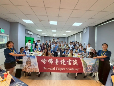 雙方在交流中快速破冰(東台灣新聞網/張柏東報導) 氣候攪局阻擋不了跨國情誼！因應第9號中度颱風「巴威」逼近，中央氣象署於7月10日發布海上及陸上颱風警報，全台多個縣市隨後宣布停班停課。原訂於7月11日舉辦的哈佛台北書院參訪交流活動，經花蓮高級中學與哈佛台北 ...(略)