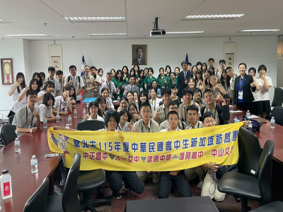  (中華民國外交部駐新加坡台北代表處)本(2026)年台星高中生交流計畫之台灣高中生訪問團於7月17日拜會駐新加坡代表處，與駐新加坡代表處大使童振源就台星教育合作、青年國際交流及人才培育等議題廣泛交換意見，訪團成員均感獲益良多。童大使表示，青年是台灣與新加 ...(略)