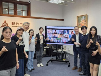 新竹市政府秘書長張治祥與市府、校方代表，透過跨國線上會議關心數位實中雙聯學程學生在美加的學習及生活情形。圖/新竹市政府提供(是新聞/黃秀鳳)新竹市立數位實驗高級中等學校國際教育再創新里程碑！數位實中「美國、加拿大雙聯學程」首批學生，今年暑假分別前往加拿大多 ...(略)