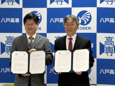 新化高工校長陳志清（左）與八戶高專校長土屋範芳簽訂交流MOU。（郭貞慧提供）(自由時報/吳俊鋒報導)創設1世紀的台南新化高工與日本青森縣「八戶工業高等專門學校」正式簽訂交流合作備忘錄（MOU），一起努力培育半導體產業人才；不僅是該校與日本學校締盟的首例，在 ...(略)