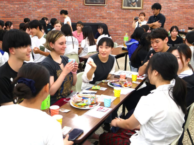  (別府大学・別府大学短期大学部)令和8年7月15日、石垣キャンパス3号館ホールにおいて、2026年度国際セミナーに参加した韓国3校、台湾3校、ロシア1校の学生71名（引率者7名）と、初等教育科研究会に所属する1・2年生110名、研究会担当教員および初等教 ...(略)