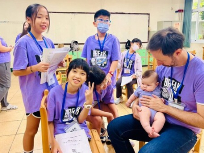 (今傳媒/李祖東報導)為提升學生英語溝通能力、拓展國際視野並培養優質品格，高雄市仁武高中今年暑假攜手大社國中、大社國小、高雄無牆教會（NoWallChurch）、美國C2CMinistries，以及美國波士頓郊區華人聖經教會（ChineseBibleChu ...(略)