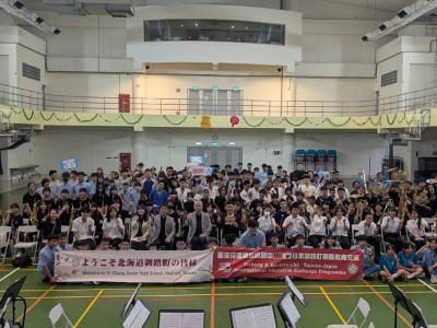 合影紀念品交換(國立教育廣播電臺/記者趙佳韻)繼今（115）年初花蓮縣立宜昌國中赴日參訪後，日本北海道釧路町學校師生一行人，今（27）日回訪宜昌國中展開實地交流。雙方學生不僅以「全英語」對談，介紹彼此校園特色，宜昌國中也安排鳳梨酥手作、夜市體驗等，深化國際 ...(略)