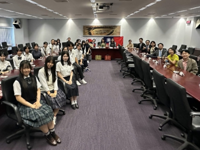 (台中日報/記者倪順銀)日本名古屋高中師生訪團一行22人29日拜會台中市政府，由教育局高中職教育科長李真玲接待，代表市府表達誠摯歡迎，並邀請高級中等以下學校國際教育交流聯盟第四區辦事處一同與會，與訪團進行交流。名古屋高中師生多年持續來訪台中，反映出雙方長期 ...(略)