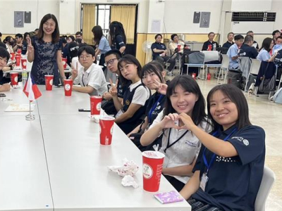 台灣高中生與日本大阪地區高中生互動。（板橋高中提供）(中國時報/記者 王揚傑)日本大阪扶輪少年服務團86位團員昨（3）日參訪板橋高中，與板橋高中、建國中學、中山女高、景美女中、成功高中、私立大同高中及復興中學等92位台灣學生，透過才藝表演、文化及互動體驗深 ...(略)