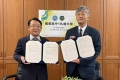 僑泰高中校長温順德（左）與札幌大學校長大森義行簽訂策略聯盟。圖／僑泰高中提供 (聯合報/黃寅報導)國人前往日本旅遊與求學人數持續攀升，台中市僑泰高中看好此一趨勢，和日本札幌大學簽訂策略聯盟，未來若僑泰學生錄取該校，除了會安排到日本語言學校就讀，也提供免入學 ...(略)