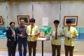 宜蘭羅東高中三名學生陳旻佑（左二起）、詹晴宇、古兵以「三星蔥」為主題攝影，成為東川町「終身榮譽町民」。左一為老師簡凡哲。圖／羅東高中提供(聯合報/戴永華報導)宜蘭遠近馳名的「三星蔥」成為羅東高中陳旻佑、詹晴宇、古兵3位學生的攝影作品，從植蔥底層的稻草鋪設到 ...(略)