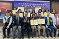 新北市13所高中與美國箴言高中簽署雙聯學制新北13所高中與美國箴言高中簽署雙聯學制免出國就可取得雙文憑(國立教育廣播電台)新北市13校公私立高中跟美國箴言高中簽署雙聯學制課程合作備忘錄，學生在新北市就讀，就能獲得國內、外雙文憑，接軌國內及海外大學。教育局長 ...(略)