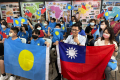 澎湖縣馬公國中及龍門國小2校日前與帛琉共和國柯羅小學透過視訊連線，簽訂國際姊妹校合作備忘錄（MOU），未來將不定期互訪，增進國際教育交流，也象徵3校國際教育寫下嶄新里程碑。（澎湖縣政府提供）澎湖縣馬公國中及龍門國小2校日前與帛琉共和國柯羅小學簽訂國際姊妹校 ...(略)