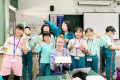 ▲淡江大學華語中心外籍大學生自我介紹與思賢師生破冰交流。（圖：新北市教育局提供）(台灣新生報/王志誠、周貞伶報導)淡江大學華語中心二十三位外籍大學生來臺學中文，日前至新北市思賢國小展開為期十週的「大手牽小手」跨文化交流活動，全校二千名親師生參與，雙方透過自 ...(略)