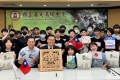嘉中校長陳元泰代表接受日本南三陸町送的衫木雕畫賀禮。（嘉中提供／廖素慧嘉市傳真）嘉中師生熱情歡迎日本來的姊妹校及友人。（嘉中提供／廖素慧嘉市傳真）嘉中學生體驗日本友人提供的日本服飾。（嘉中提供／廖素慧嘉市傳真）日本南三陸町送衫木雕畫祝賀嘉中百周年校慶。（嘉 ...(略)