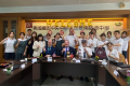 臺南慈中由姚智化校長及張齡之教務主任代表致贈結緣品，MCI董事主席Mr.Mike及教務主任Mr.ScottGiallombardo美國緬因中央中學(MCI)董事會主席Mr.MikeDow、教務主任Mr.ScottGiallombardo，聯袂台灣代表石英雀 ...(略)