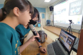 和順國小學童透過視訊教小野小學校學生如何使用Padlet來進行圖片交流以及聊天。（記者施春瑛攝）(中華新聞雲/施春瑛報導) 和順國小五年級學童二十一日下午與日本山口縣宇部市小野小學校學生透過視訊進行國際交流，雙方不僅分享學校特色，小野小學還事先跨海寄來了當 ...(略)