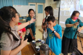 和順國小學童透過視訊教小野小學校學生如何使用Padlet來進行圖片交流以及聊天。（記者施春瑛攝）(中華新聞雲/施春瑛報導) 和順國小五年級學童二十一日下午與日本山口縣宇部市小野小學校學生透過視訊進行國際交流，雙方不僅分享學校特色，小野小學還事先跨海寄來了當 ...(略)