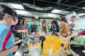 印度校長參訪團於明德國中體驗珍珠奶茶製作。（基隆市教育處提供） (中央社/林行健報導) 來自印度各地中小學校長團16人今天傍晚抵達台灣，展開6天的參訪交流行程。這是教育部中小學國際教育計畫下第2次有印度中小學校長組團訪台。訪團來自印度各地，其中8人來自德里 ...(略)