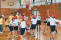 臺北市濱江國小（黃衣）在日本岩間第三小學進行體育交流。圖片提供／濱江國小(國語日報/高修民報導)臺北市濱江國小近年拓展學生雙語課程及國際素養。去年日本茨城縣笠間市府生涯學習課體育團隊暨日本SNAG高爾夫指導教練來訪，指導學生高爾夫運動；日前濱江師生前往笠間 ...(略)