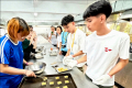 新豐高中透過國際教育精進計畫，邀請菲律賓宿霧大學師生來訪，2校合作烘培鳳梨酥。（新豐高中提供）(自由時報/吳俊鋒報導) 新豐高中透過教育部國際教育精進計畫，邀請菲律賓宿霧大學BaniladCampus的師生來台參訪，一般課程的觀摩外，還進行天文導覽，且手 ...(略)