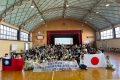 和泉市幸小学校での記念写真台湾嘉義市の 蘭潭小学校（邱榮輝校長）の邱校長をはじめ、教員、PTA会長、児童ら訪問団一行17人は11月8日、 大阪府和泉市立幸小学校を訪れ交流会を実施した。日本台湾文化芸術交流会の協力のもとに、これまでの交流は主に手紙交換にとど ...(略)