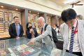 來自日本的台日教育交流研修團成員9日參訪台南一中，由南一中校長廖財固（左）陪同參觀文物館。（台南一中提供）中央社記者楊思瑞台南傳真 （中央社/楊思瑞報導）台南市政府觀光旅遊局與日本台灣教育旅行支援學者連線（SNET台灣）合辦台日教育交流研修團，安排參訪台南 ...(略)