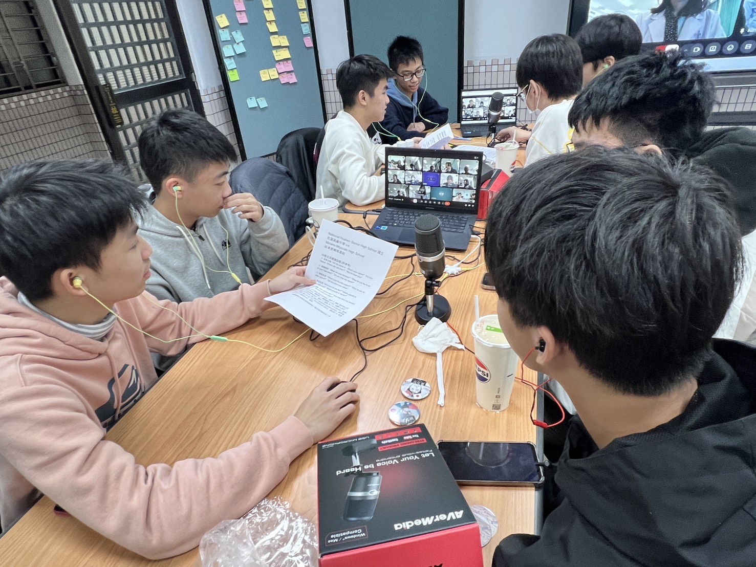 花蓮高中楊鵬耀校長致詞開場,由駐點花圖片