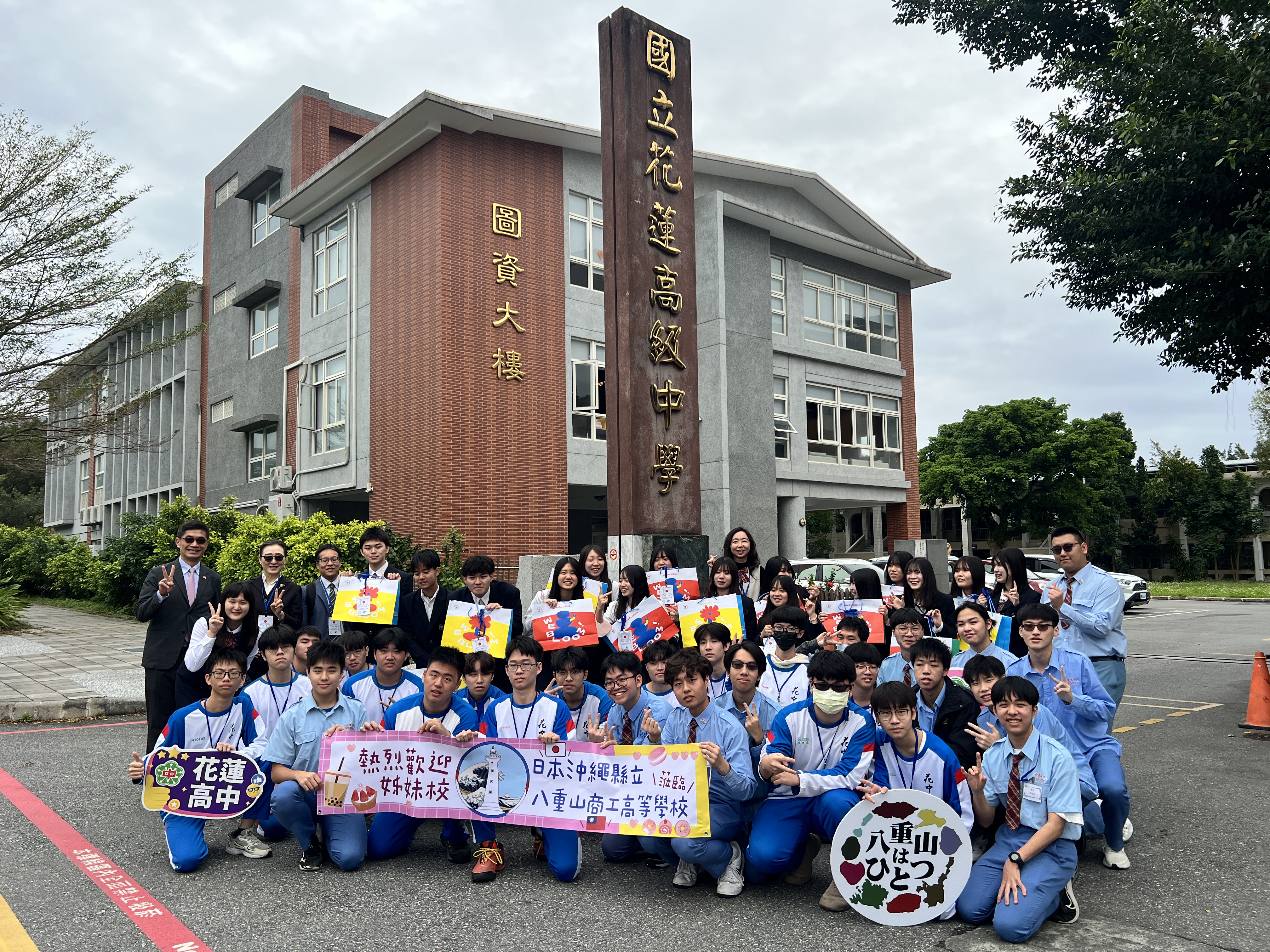 二校師生一起在校門大合照 圖書館內�圖片
