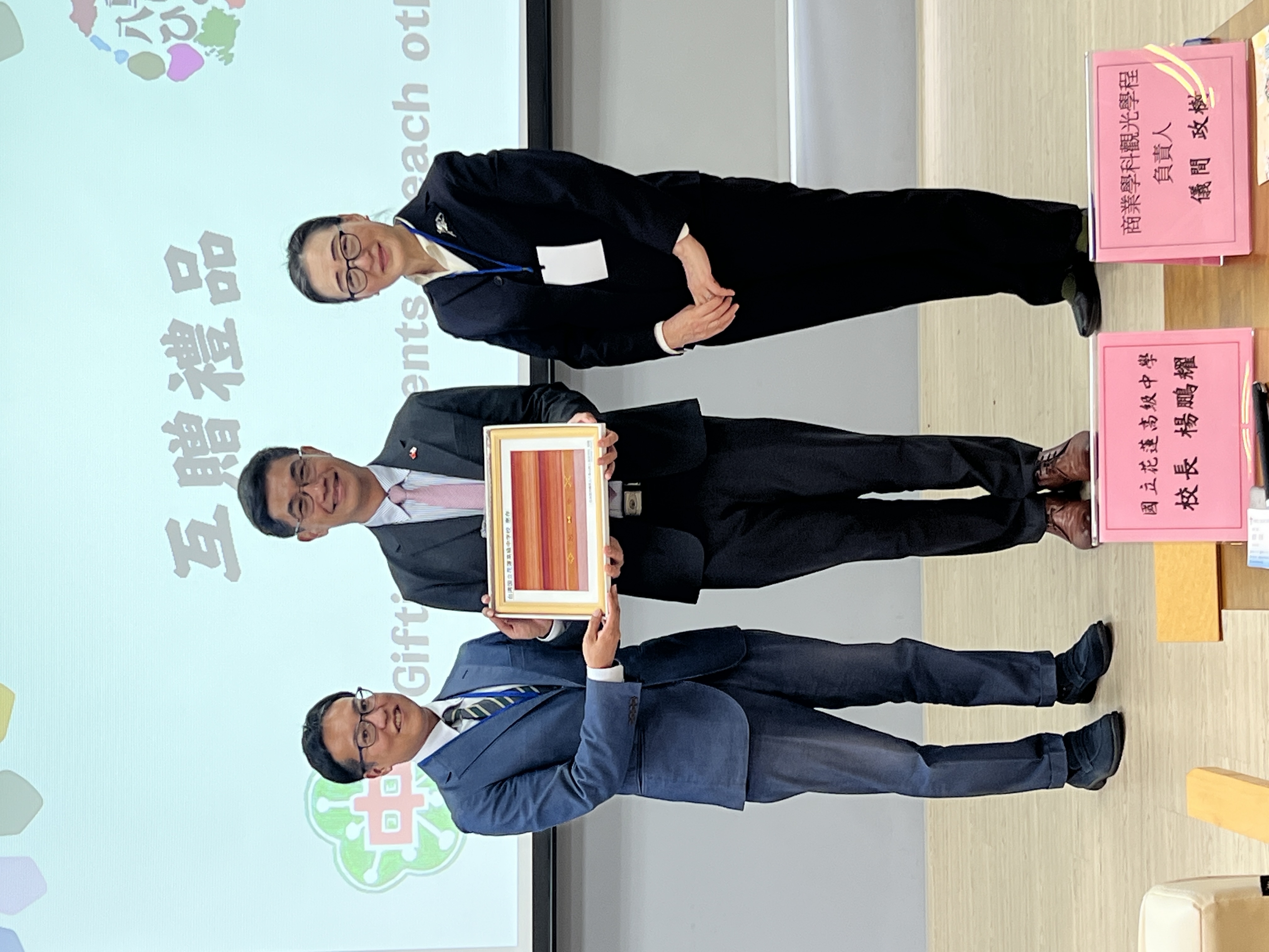 二校師生一起在校門大合照 圖書館內�圖片