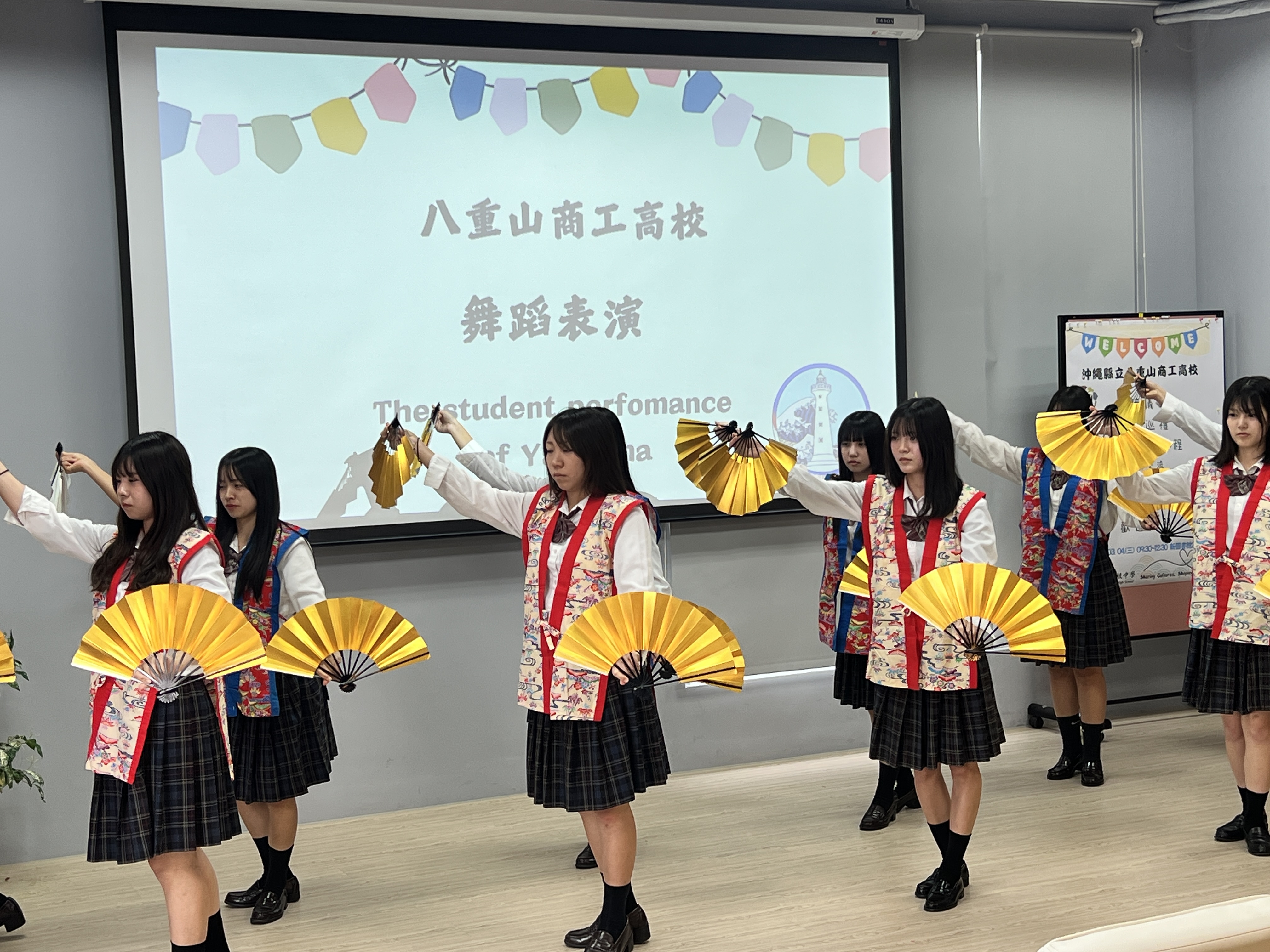 二校師生一起在校門大合照 圖書館內�圖片