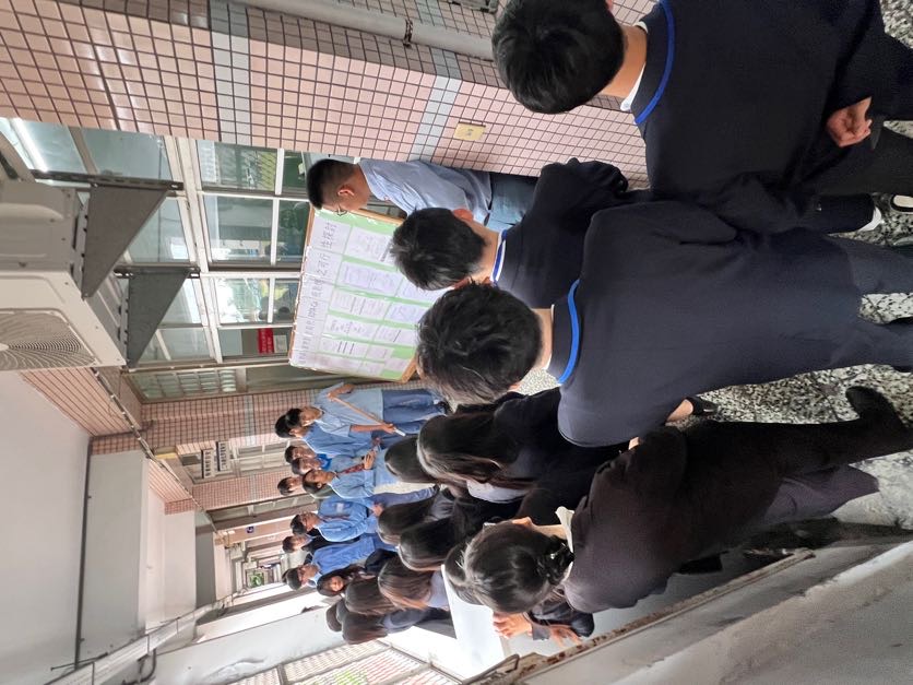 二校師生一起在校門大合照 圖書館內�圖片