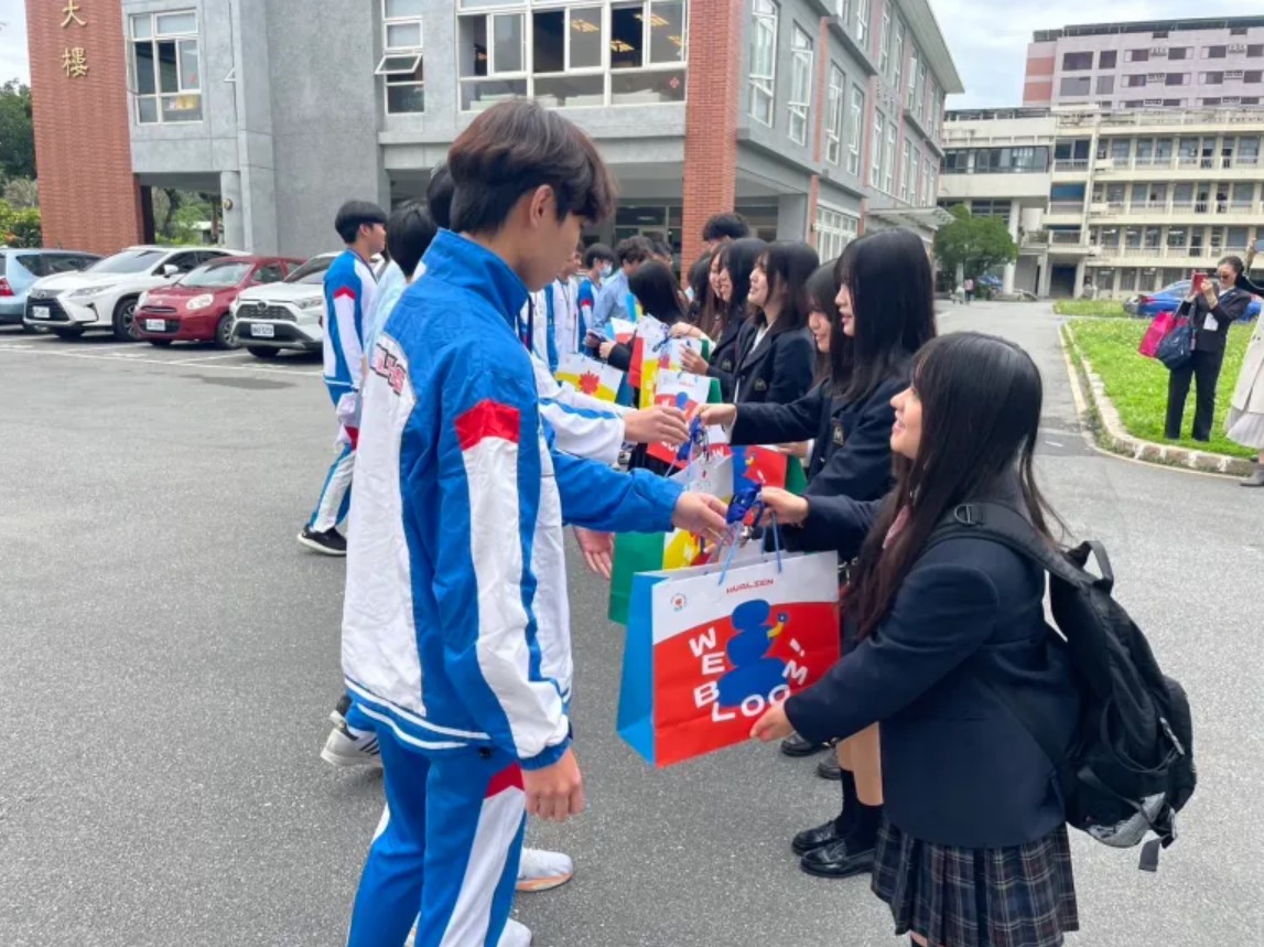 二校師生一起在校門大合照 圖書館內�圖片