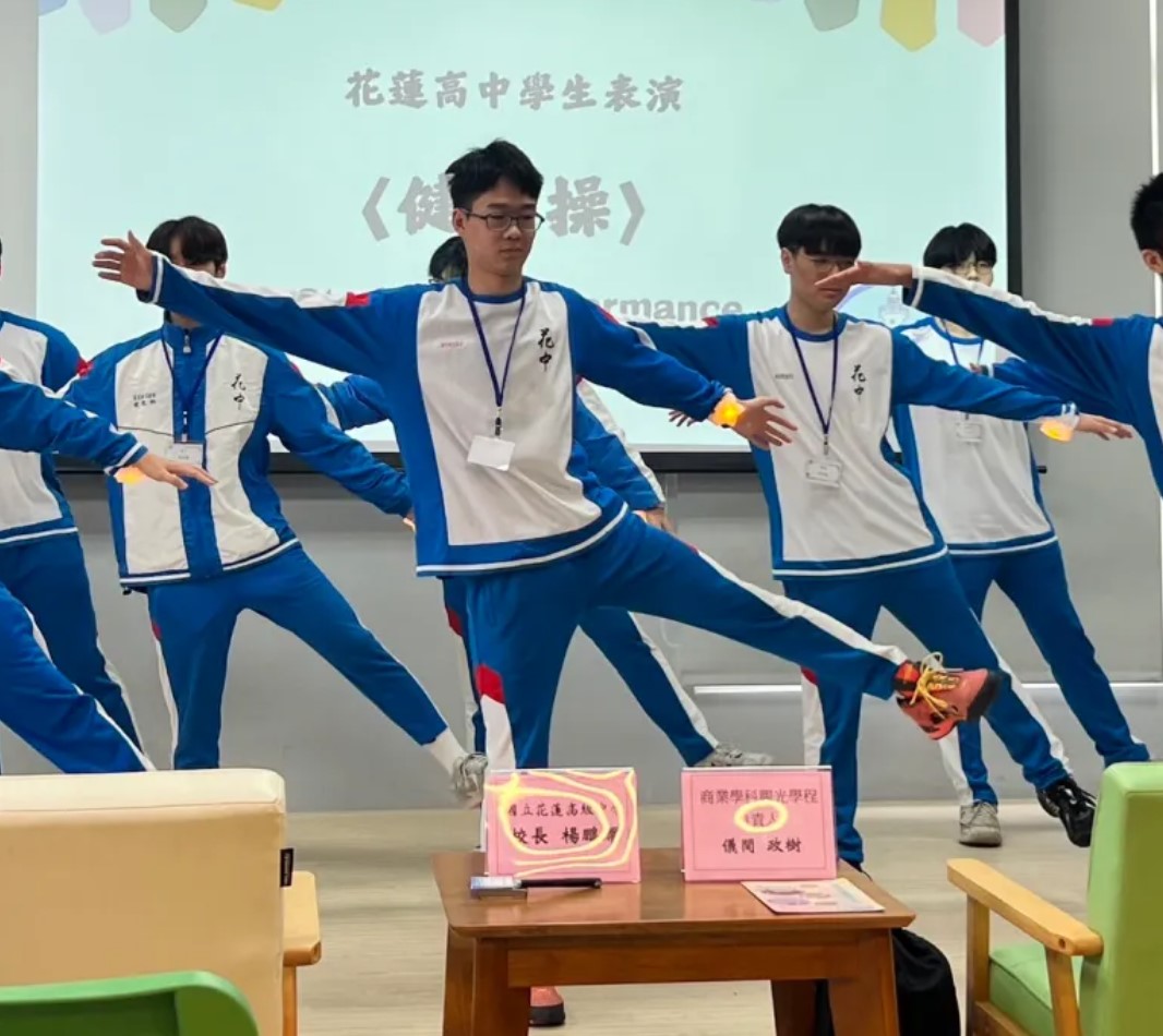 二校師生一起在校門大合照 圖書館內�圖片