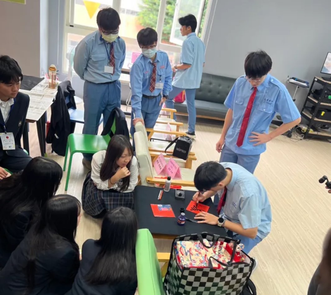二校師生一起在校門大合照 圖書館內�圖片
