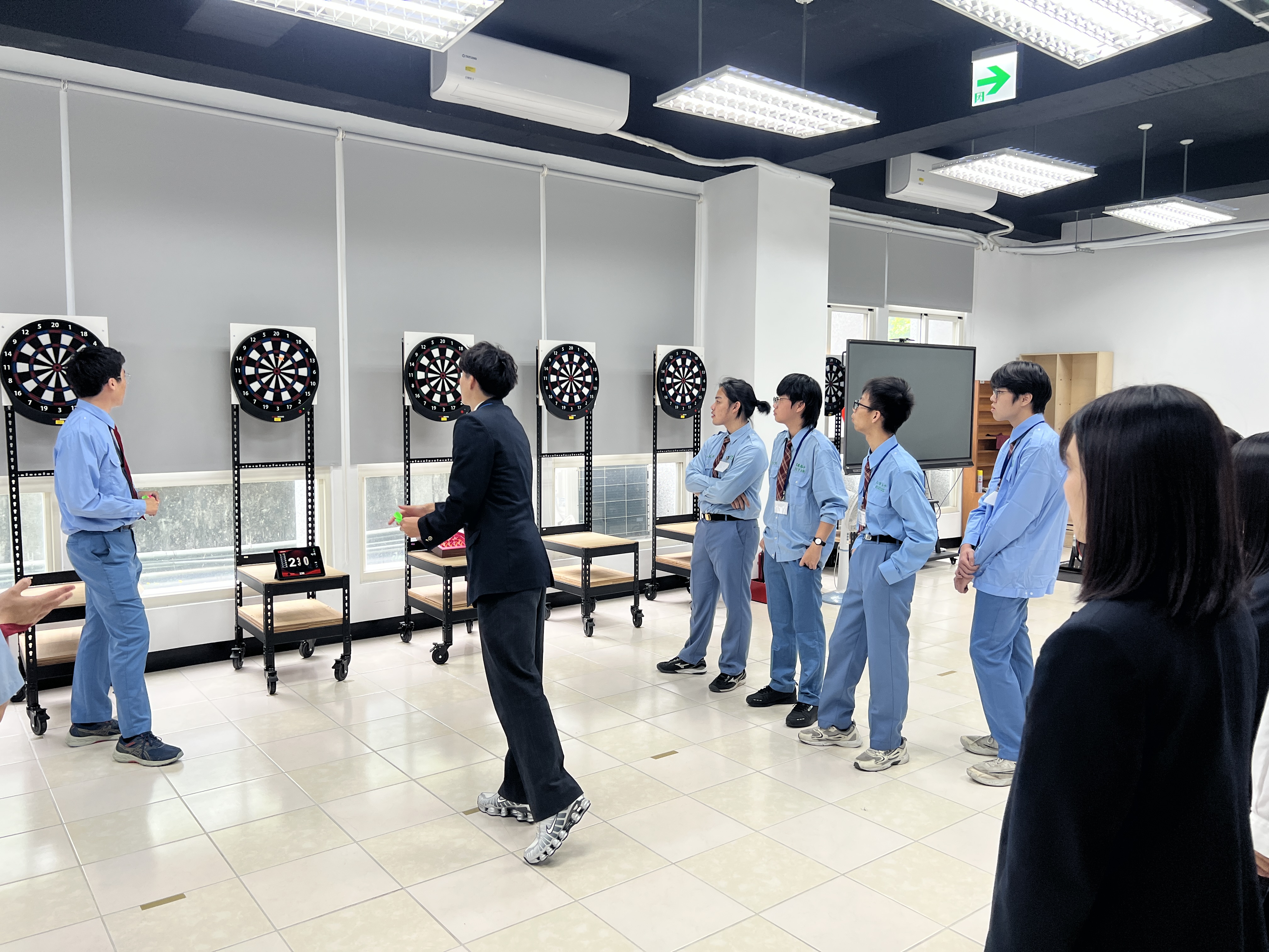 二校師生一起在校門大合照 圖書館內�圖片