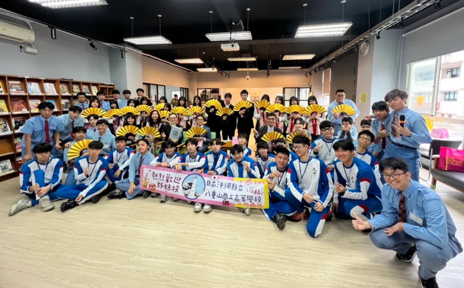 二校師生一起在校門大合照 圖書館內�圖片