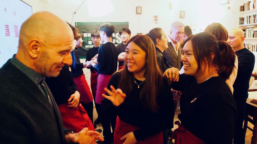 開平餐飲國際部學生以全英文與國際賓客圖片