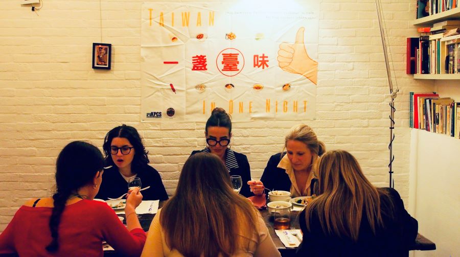 開平餐飲國際部學生以全英文與國際賓客圖片