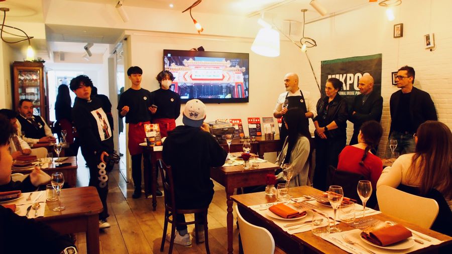 開平餐飲國際部學生以全英文與國際賓客圖片