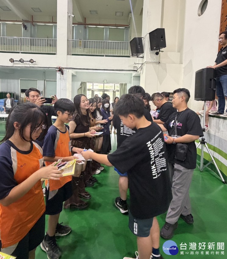 林世賢市長（紀念樹右方戴爵士帽者）與圖片
