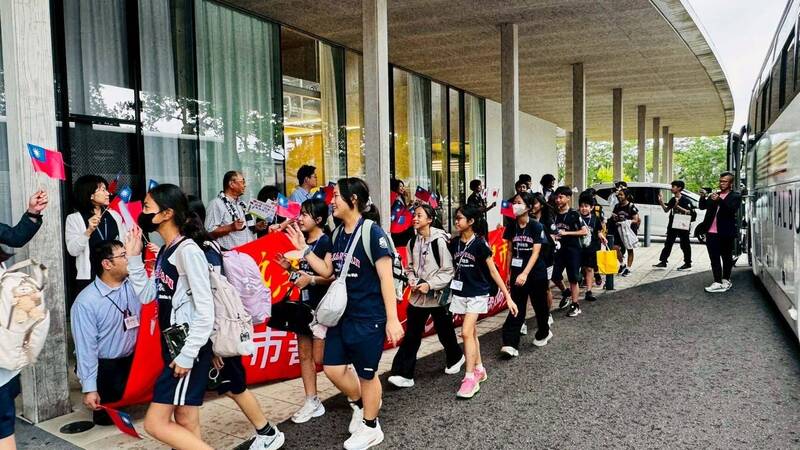 【國際交流】台南蓮潭國中小鹿兒島交流 日市長率員工揮國旗迎接相關照片