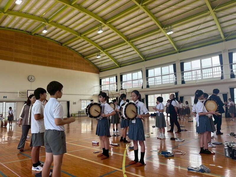 【國際交流】台南蓮潭國中小鹿兒島交流 日市長率員工揮國旗迎接相關照片（2）