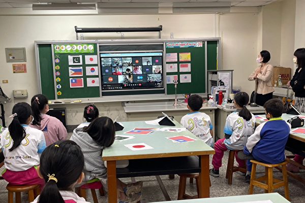 嘉義市僑平國民小學日前透過網路平台meet，與日本、韓國、巴基斯坦、菲律賓，共四個國家的學生一起上線視訊。（僑平國小提供）