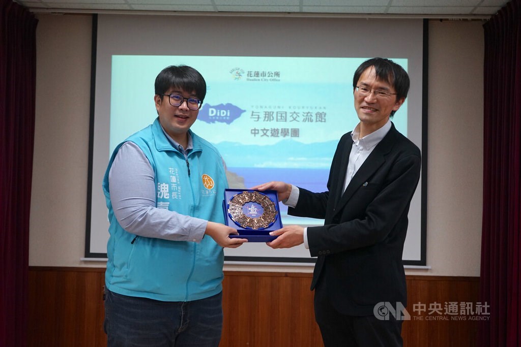 魏嘉彦花蓮市長（左）から記念品を受け取るDiDi与那国交流館の小池康仁事務局長