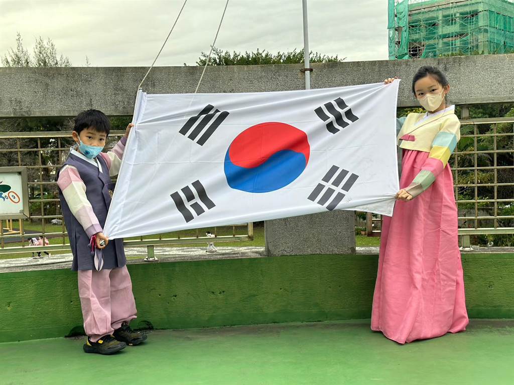 國立東華大學附設實驗國民小學連續3年辦理「國際聯合升旗典禮」,今陸續將中華民國等12國國旗升起,讓師生與家長在校內看到自己國家的國旗能以其為榮,更希望能藉此培養學生尊重、包容異文化的情懷。(東華附小提供/羅亦晽花蓮傳真)