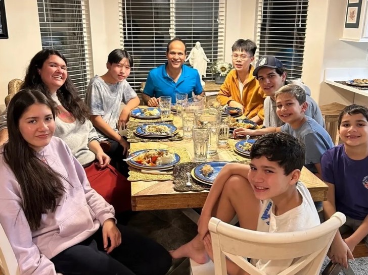 永平高中同學黃金琛（左三）與寄宿家庭中共進晚餐，體驗美式日常生活。 圖：新北市教育局提供