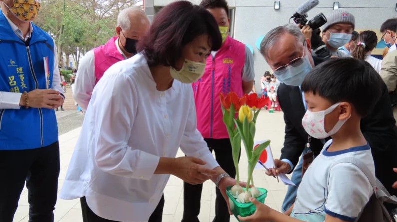 學童拿著鬱金香向市長黃敏惠說明栽種經過。記者李宗祐／攝影