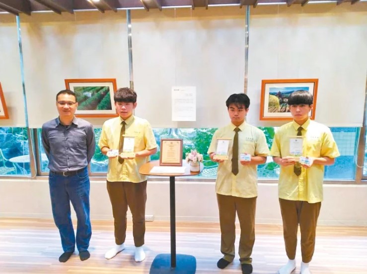宜蘭羅東高中三名學生陳旻佑(左二起)、詹晴宇、古兵以「三星蔥」為主題攝影,成為東川町「終身榮譽町民」。左一為老師簡凡哲。圖/羅東高中提供