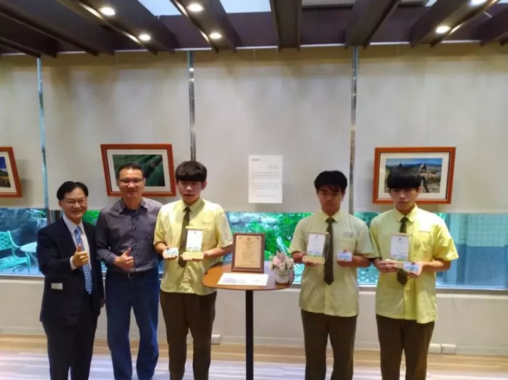 2從左到右,分別是曾璧光校長、簡凡哲老師、陳旻佑、詹晴宇、古兵。圖/羅東高中提供