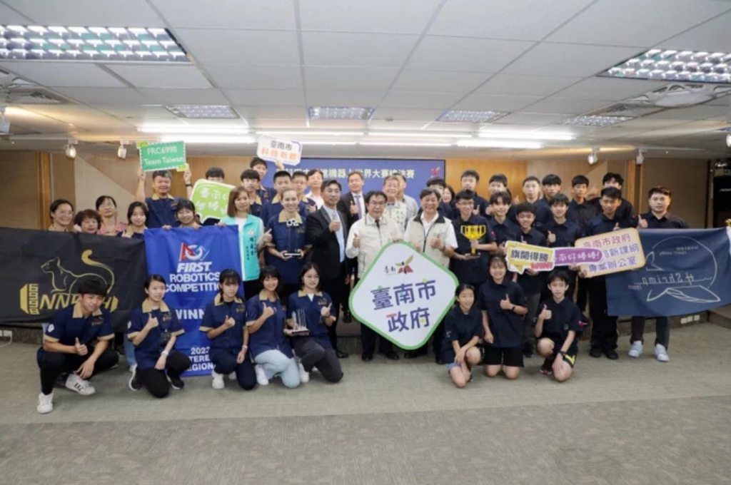 南科實中高中及國中組機器人競賽團隊將出發到美國休士頓競逐世界總冠軍,台南市長黃偉哲今天授旗嘉勉,期許FRC6998與FTC19207團隊持續加油為台灣、為台南爭光。圖/台南市政府提供