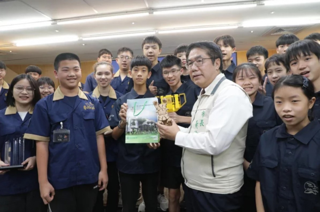 南科實中高中及國中組機器人競賽團隊將出發到美國休士頓競逐世界總冠軍,台南市長黃偉哲今天授旗嘉勉,期許FRC6998與FTC19207團隊持續加油為台灣、為台南爭光。圖/台南市政府提供